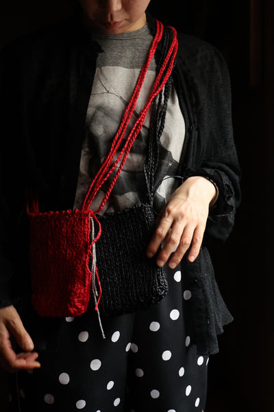 caption:red / black
