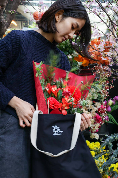 caption:Bag with flowers [black]